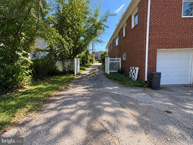 Building Photo - 6797 Lawnton St