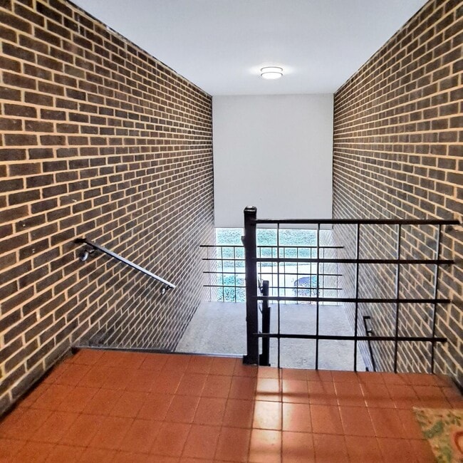 Building Photo - 10244 Prince Pl