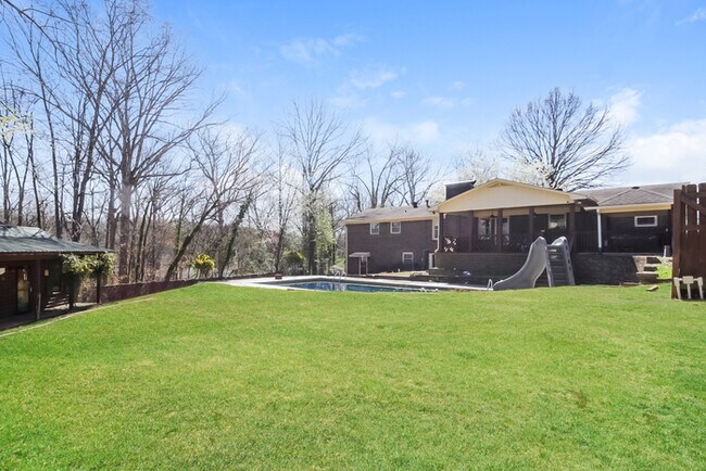 Building Photo - 302 Ridgedale Dr SE