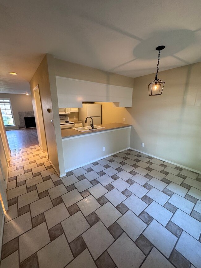 Building Photo - Darling 1 Bed, 1.5 Bath Townhouse with sma...