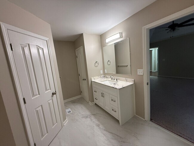 Building Photo - Beautifully Renovated Home in Trussville City Schools – Fireplace & 2-Car Garage