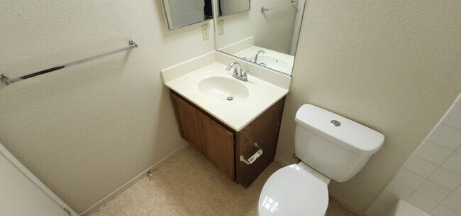 Building Photo - Gorgeous 2BED/2BATH Condo nestled in a Roc...