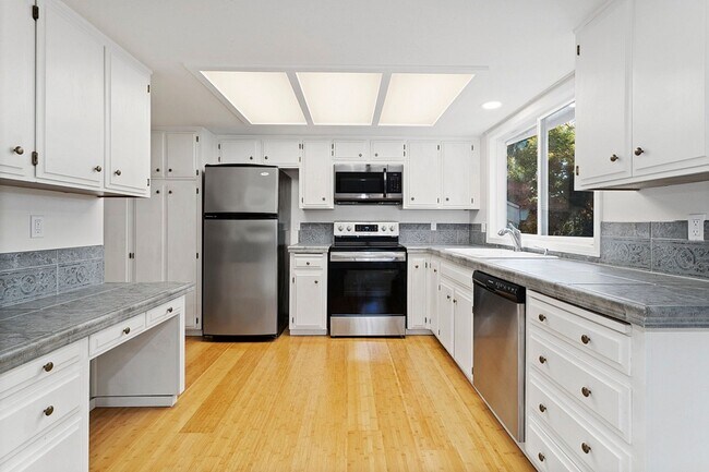 Building Photo - Spacious Home ! Huge living room, 2nd family room, kitchen nook and extra room off kitchen. Large...