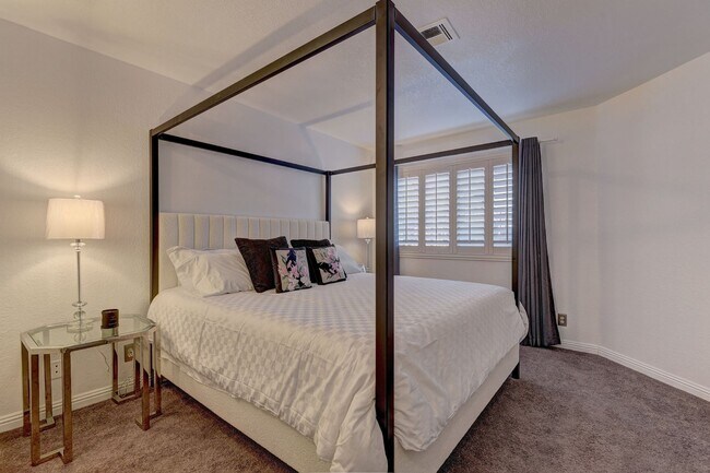 Building Photo - Fully furnished Condo in a great location!