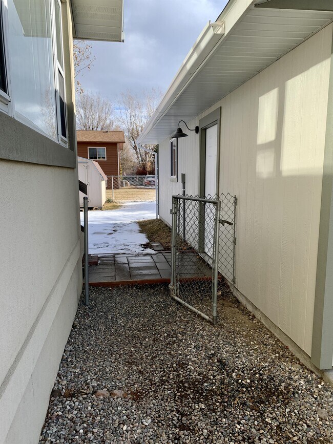 Building Photo - 3895 Kitt Dr