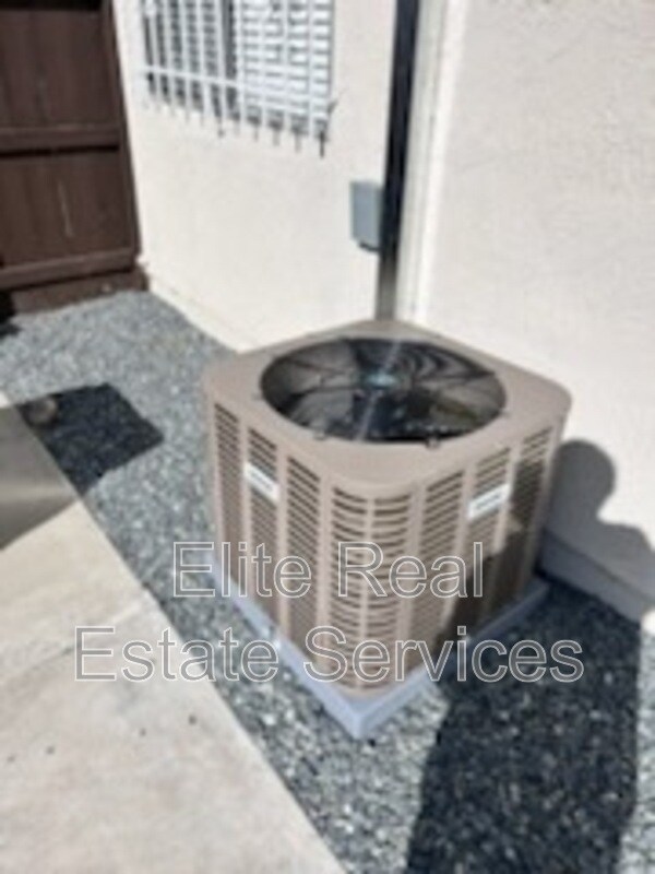 Building Photo - 3110 Manos Dr