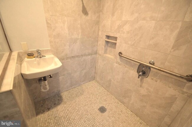 Building Photo - 322 Jones Ave