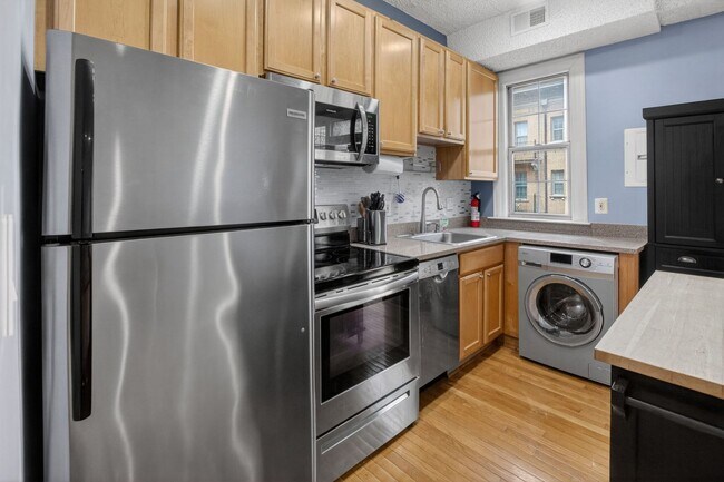 Building Photo - Sunny 1br with Balcony in Columbia Heights!