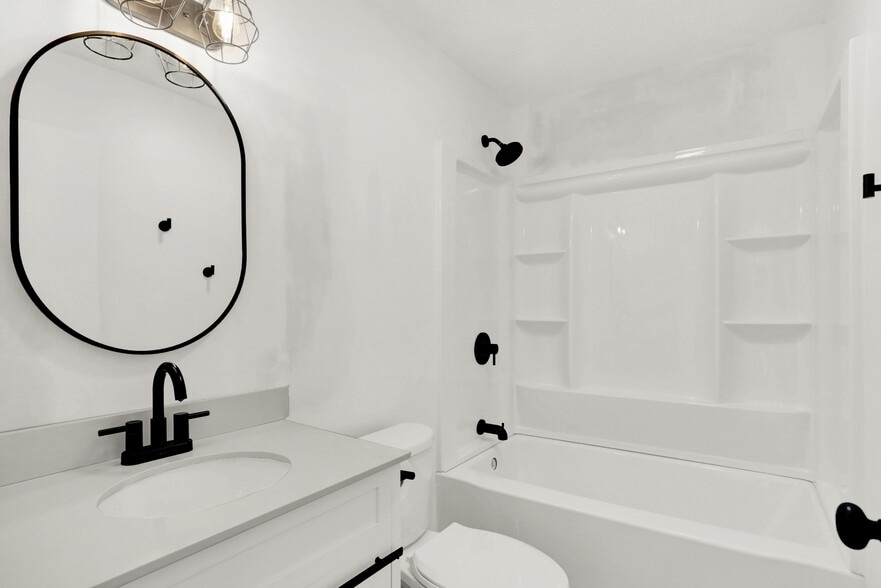 Full bathroom - 898 Glendale Dr