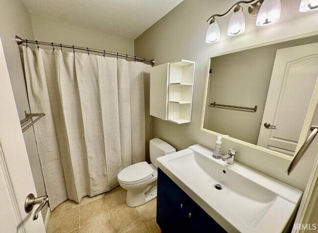 Building Photo - 3758 S Bainbridge Dr