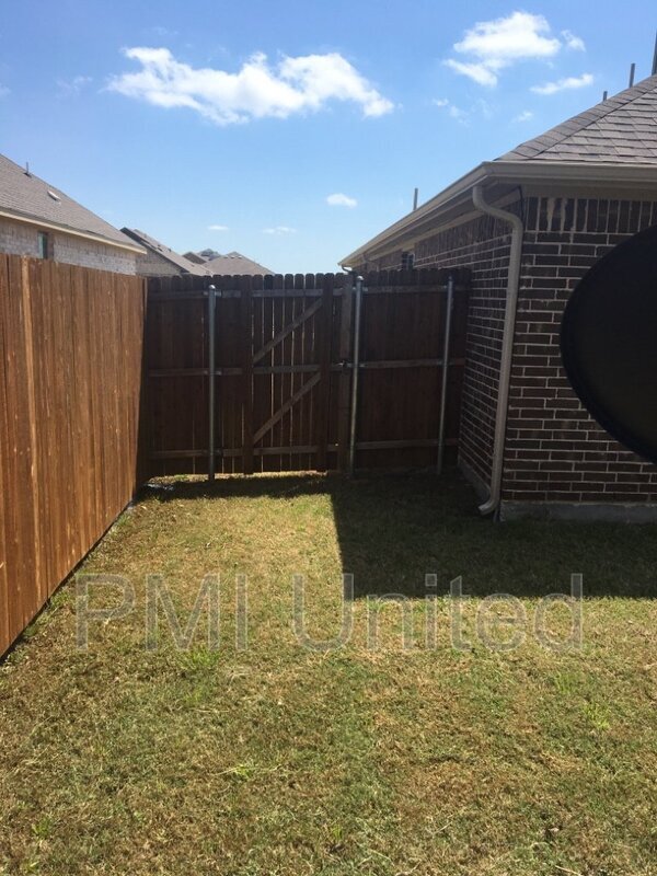 Building Photo - 3005 Cliffview Dr
