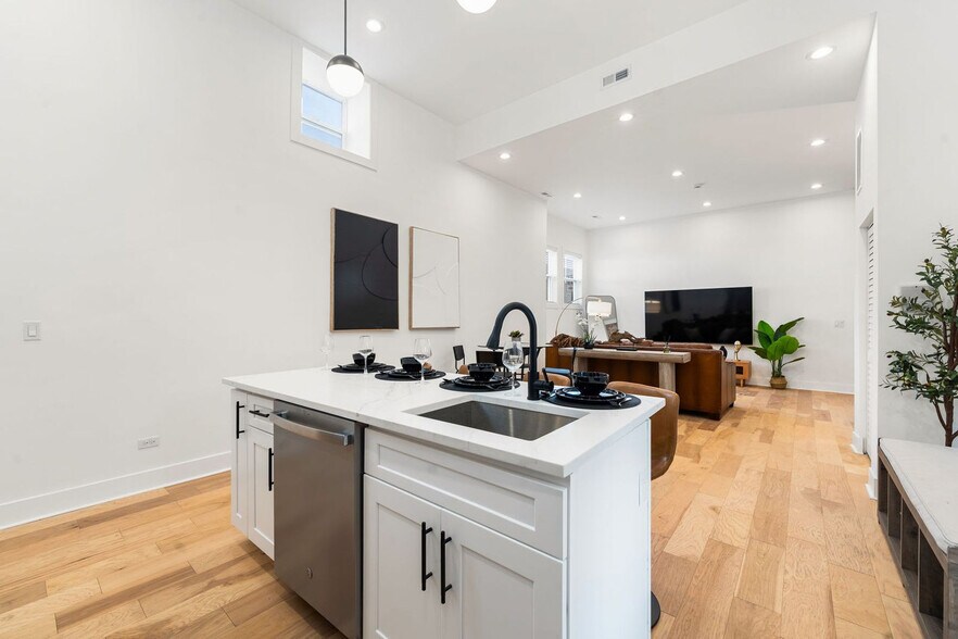 Building Photo - 1941 W Augusta Blvd