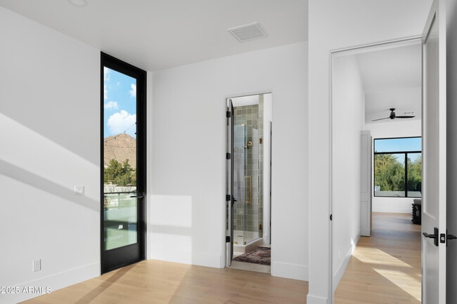 Building Photo - 4120 N 44th Pl