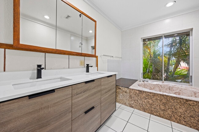 Building Photo - 1828 N Palmway