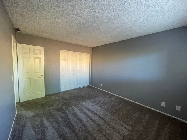 Building Photo - Move-In Ready 2-Bedroom Duplex with Modern...