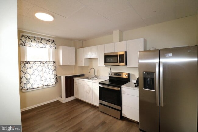 Building Photo - 403 Pennington Ave