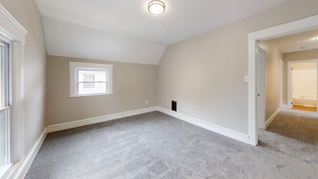 Building Photo - Madison/West Blvd neighborhood: 3 bedroom/1 bath single family home.