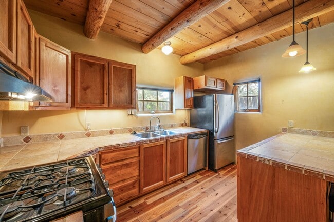 Building Photo - Santa Fe Charm in the Historic Guadalupe D...