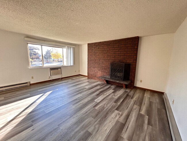 Building Photo - Spacious 2 Bed, 1 Bath on South Hill!