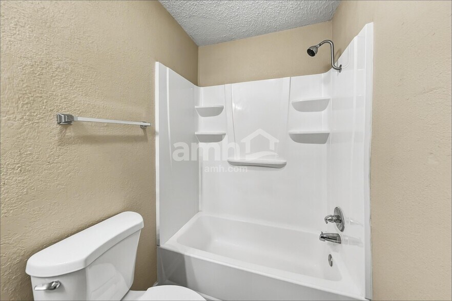 Building Photo - 105 S Winding Oaks Dr