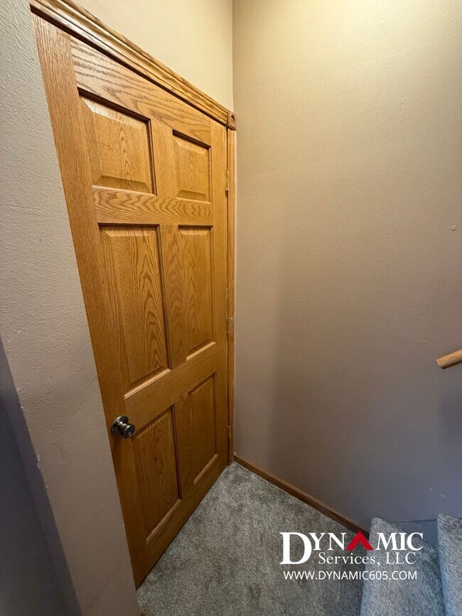 Building Photo - 717 W 16th St