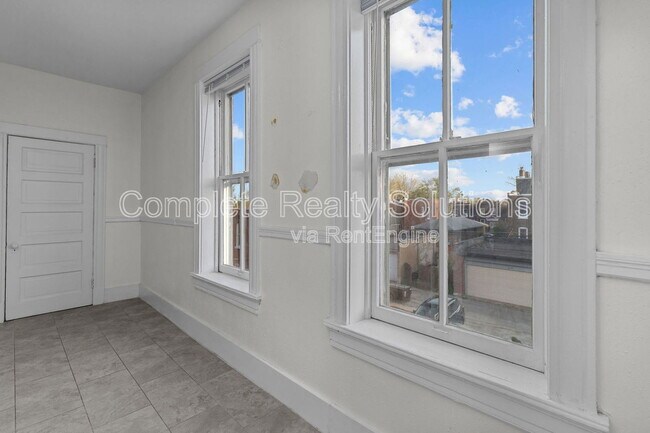 Building Photo - 2042 Russell Blvd