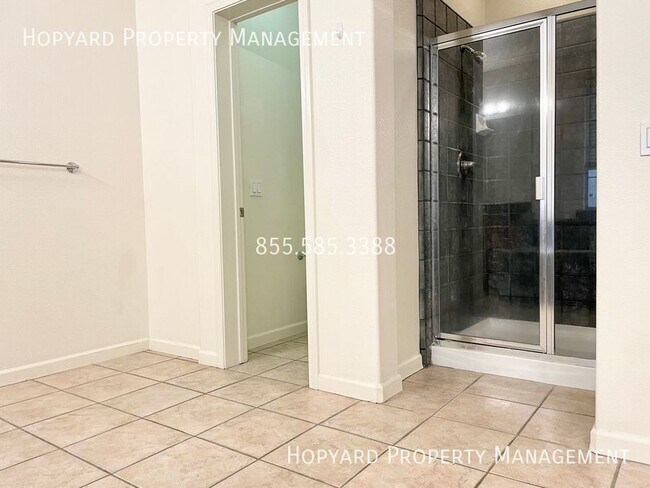 Building Photo - 933 Desmet Dr