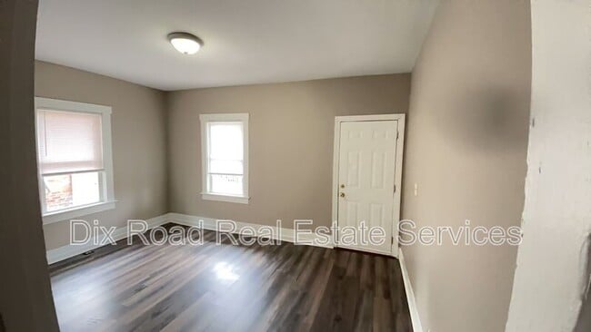 Building Photo - 821 Sixteenth Avenue