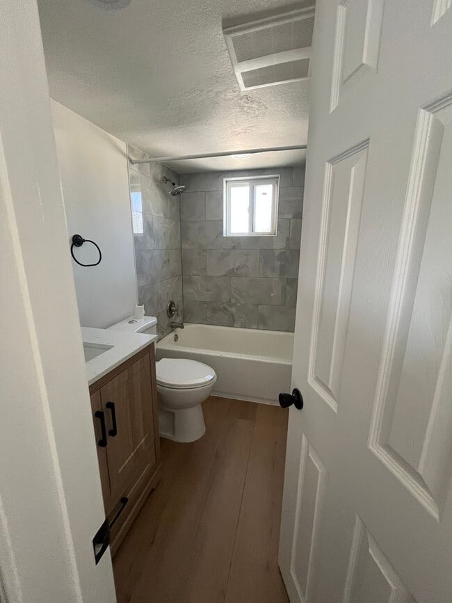 Building Photo - Beautifully Remodeled 2 Bed / 1 Bath Home in Orange