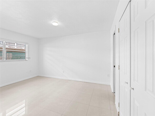 Building Photo - 633 S Royal Poinciana Blvd