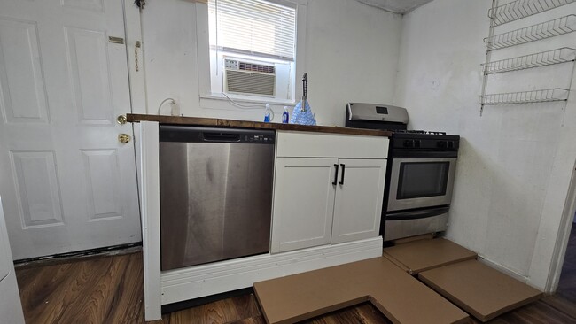 Kitchen, Oven and Dishwasher - 10127 Alfred Ln