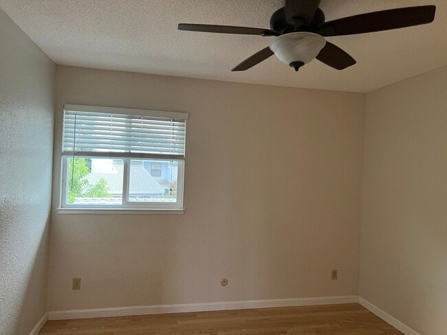 Building Photo - Available now! South Davis Townhome On Ver...