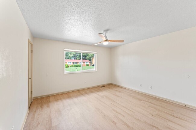 Building Photo - West Knoxville 37919 - Charming, Newly Upd...