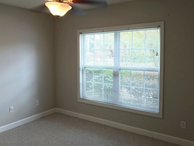 Building Photo - Beautiful 2/2 Condo with Water and Full Se...