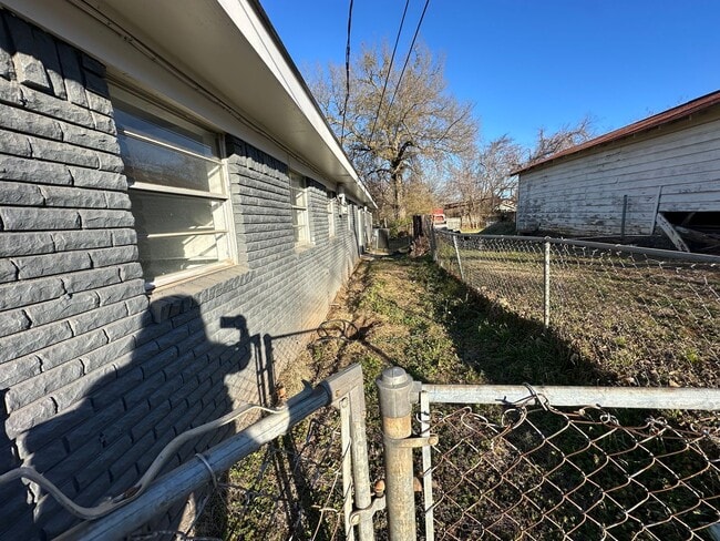 Building Photo - 1921 N Carlyle Ave
