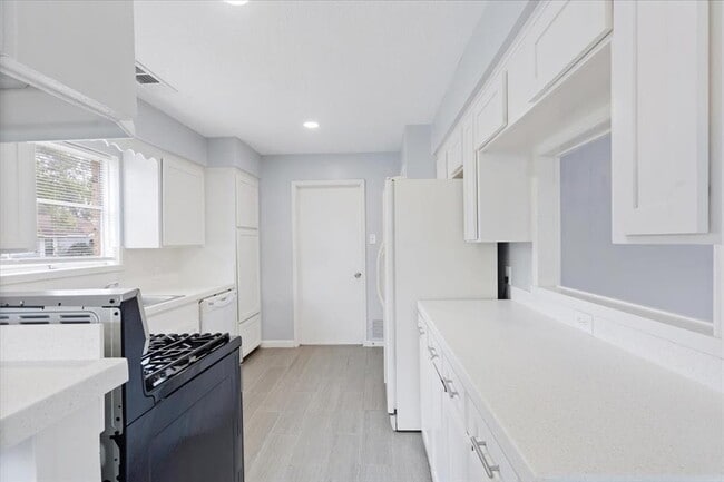 Building Photo - 7043 Drowsy Pine Dr