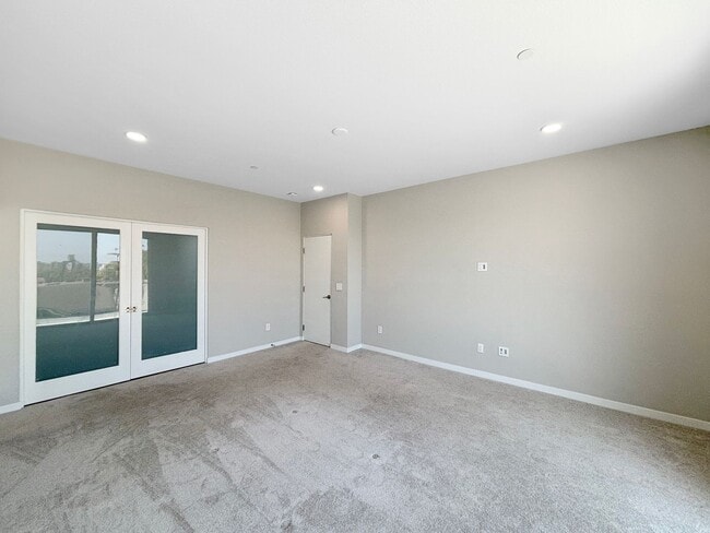 Building Photo - Beautiful & Spacious 3BD/4BA Home in Banke...