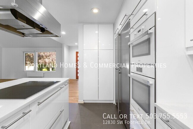 Building Photo - 12830 SW Foothill Dr