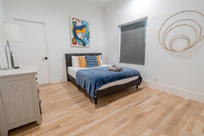 Building Photo - 709 Memorial Heights Dr