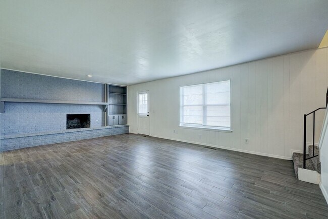 Building Photo - 3 bedroom 2.5 bath - NW Highway and Rockwell