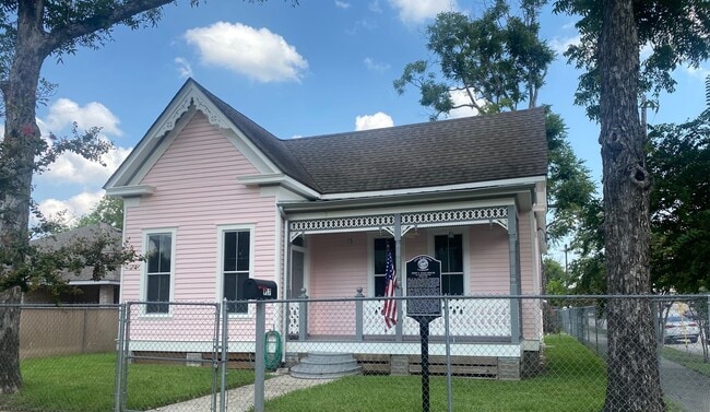Primary Photo - 917 Pinckney St