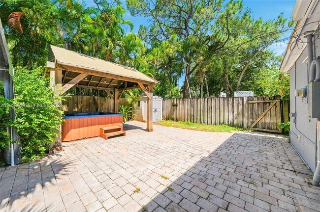 Building Photo - 2301 Tequesta Ln