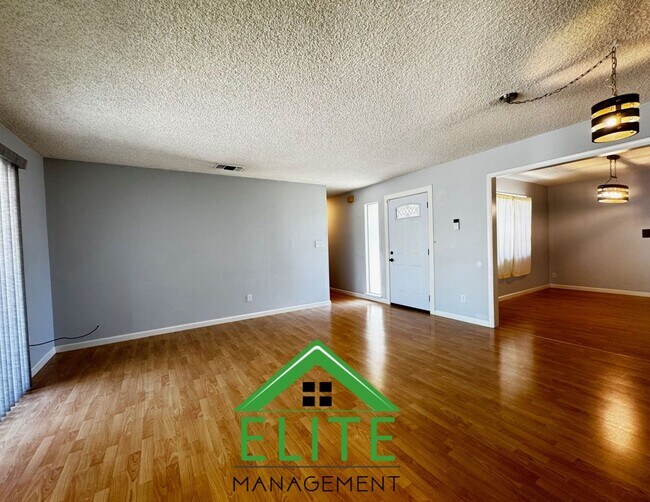 Building Photo - Charming 3?Bed/2?Bath Rosemont Ranch — Mod...