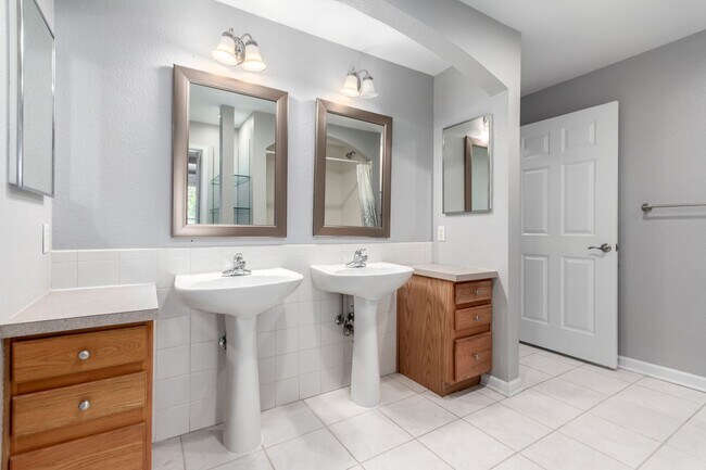 Building Photo - 2BD, 2BA City Park West Condo with 2 Garag...