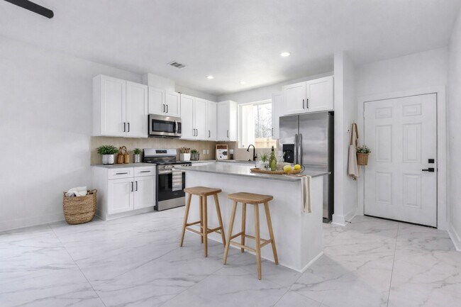 Building Photo - 5912 Mayle St