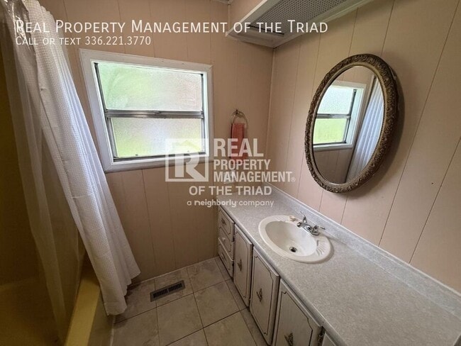 Building Photo - 102 Horseshoe Bend