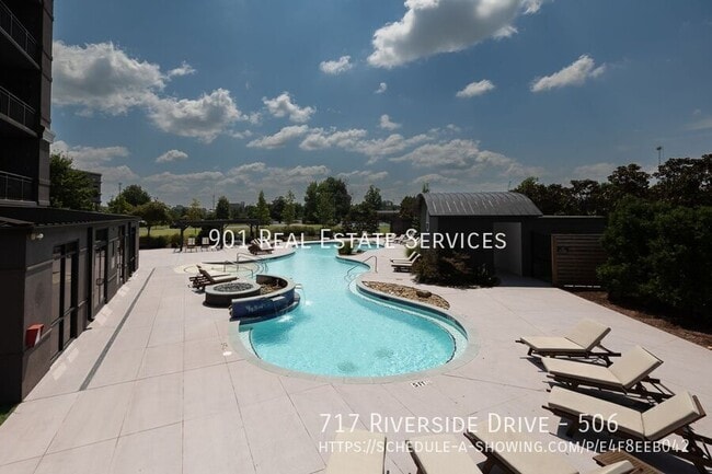 Building Photo - 717 Riverside Dr
