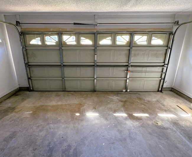 Building Photo - 2250 Lake Hill Ct