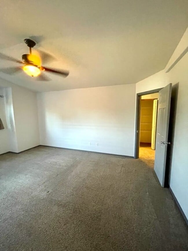 Building Photo - Single level home in NE Bend with great up...
