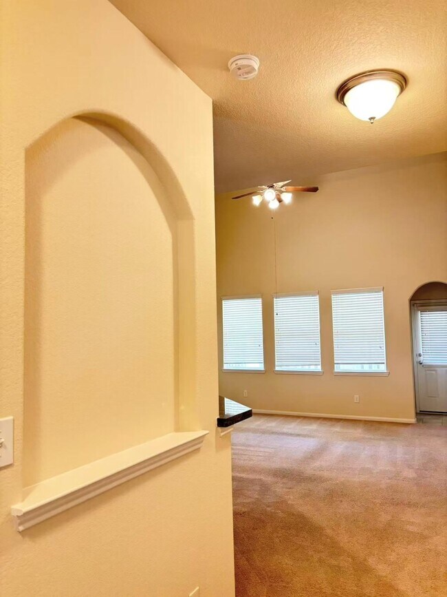 Building Photo - 14246 Dos Palos Dr